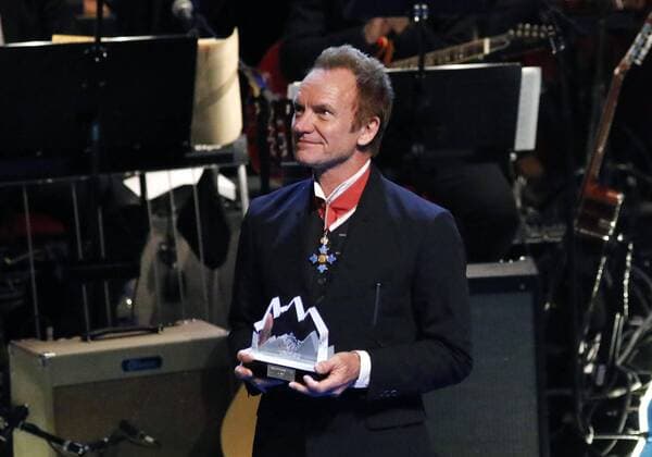 Kung Carl XVI Gustaf delade ut Polarpriset till Sting Polar Music Prize 2017, prisutdelning av Polar Music Prize, konserthuset, Stockholm, 2017-06-15 (c) Patrik C Österberg IBL XPBE English: King Carl XVI Gustaf awarded the Polar Prize to Sting Polar Music Prize 2017, Prize Award of the Polar Music Prize, Concert Hall, Stockholm, 2017-06-15 (c) Photo: Patrik C Osterberg IBL Sting Stockholm Sweden  526188