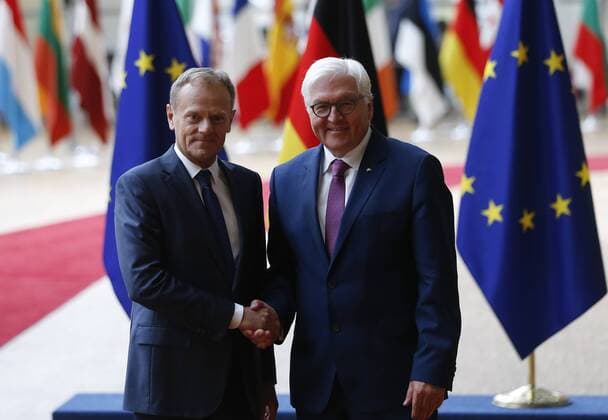 Bilder des Tages (170616) -- BRUSSELS, June 16, 2017 -- The European Council President Donald Tusk (L) shakes hands with visiting German President Frank-Walter Steinmeier at EU Council headquarters in Brussels, Belgium, June 16, 2017. )(gl) BELGIUM-BRUSSELS-EU-TUSK-GERMANY-PRESIDENT-MEETING YexPingfan 