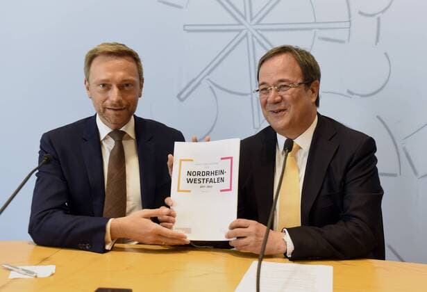 Deutschland, Duesseldorf, 16.06.2017 Vorstellung des Koalitationsvertrages von FDP und CDU Foto: FDP-Vorsitzender Christian LINDNER und CDU-Vorsitzender Armin LASCHET mit dem Koalitationsvertrag Vorstellung des Koalitationsvertrages in NRW