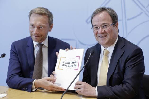 16.06.2017, Duesseldorf, Deutschland - Pressekonferenz anlässlich der Vorstellung des Koalitionsvertrages für Nordrhein-Westfalen mit FDP-Chef Christian Lindner und Armin Laschet, CDU. Foto: Armin Laschet, CDU, rechts, designierter NRW-Ministerpräsident und der FDP-Parteivorsitzende Christian Lindner, bei der Vorstellung des Koalitionsvertrages für Nordrhein-Westfalen.
