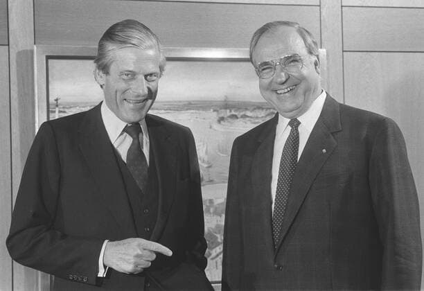 Altbundeskanzler Helmut KOHL (CDU) ist tot. Politik Walter LEISLER-KIEP(CDU li.) und Bundeskanzler Helmut KOHL(CDU) stehen nebeneinaner; Halbfigur; beide laecheln bzw. lachen in die Kamera, Leisler-Kiep deutet mit dem Zeigefinger der rechten Hand auf Kohl. Querformat. Schwarzweissaufnahme aus dem Jahr 1982.
