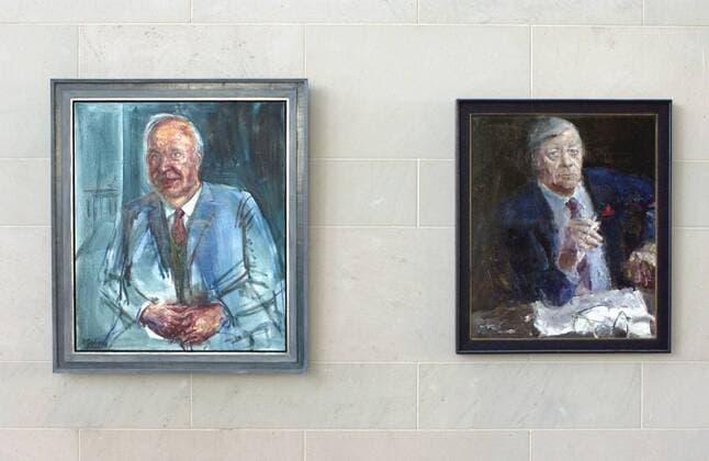 Portraits im Bundeskanzleramt Deu, Berlin, 07.12.2003 Portraits von den ehemaligen Bundeskanzler Helmut Kohl, CDU, und Helmut Schmidt, SPD (rechts) im Bundeskanzleramt. Galerie, Gemaelde, Gemälde, Politiker, Kunst, Politik. Germany, Politics.