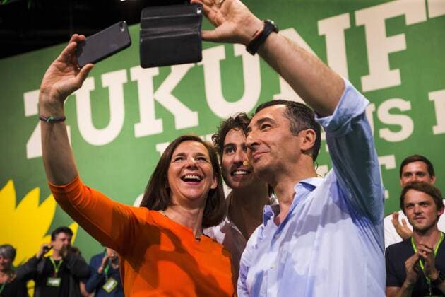 Bilder des Tages June 16, 2017 - Berlin, Germany - Co-head and leading candidate of the German Green Party (Buendnis 90 Die Gruenen) for the federal elections Cem Oezdemir (R) takes a selfie with co-head and co-leading candidate Katrin Goering-Eckardt (L) and Chairman of the Dutch Green Party GroenLinks Jesse Klaver (C) during the federal congress at the Velodrom in Berlin, Germany on June 16, 2017. Berlin Germany  - ZUMAn230 20170616_zaa_n230_275 Copyright: xEmmanuelexContinix