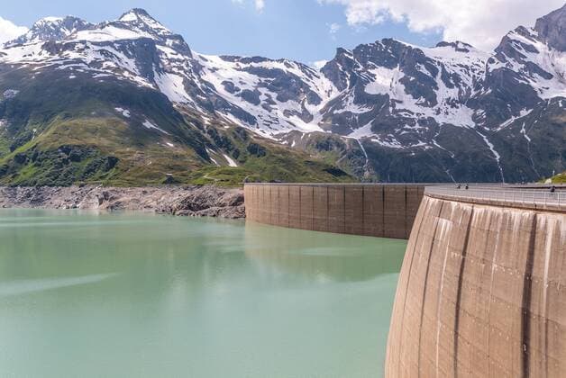 IMAGO Nature: Unsere Erde, Energiequellen, Wasserkraft Kaprun THEMENBILD - die Staumauern des Mooserboden Stausees mit den umliegenden Bergen, aufgenommen am 15. Juni 2017, Kaprun, Oesterreich the dam of the reservoir Mooserboden with surrounding mountains on 2017 06 15, Kaprun, Austria.  EP_obh  