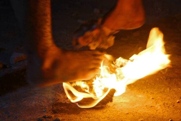 Bilder des Tages Indonesia: The fireball football Sepak bola api, or the fireball game is a unique game Indonesians play to welcome the month of Ramadan. It’s a lot like football only they have to kick a flaming fireball.  SholaitaxIriawan
