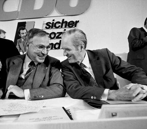 24. CDU Parteitag (vom 24.-26. Mai 1976 in Hannover). Im Foto: Parteitag in der Niedersachsenhalle - v.re. Karl Carstens und Helmut Kohl am 25.05.1976