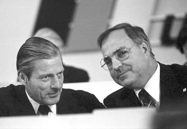 24. CDU Parteitag (vom 24.-26. Mai 1976 in Hannover). Im Foto: CDU Abgeordneter Helmut Kohl und Walther Leisler-Kiep am 25.05.1976