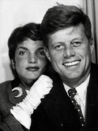 John F. Kennedy with his wife Jacqueline Kennedy (Jacqueline Bouvier) in a photo booth, circa 1953  Copyright: xJFKxLibraryx 1003_431