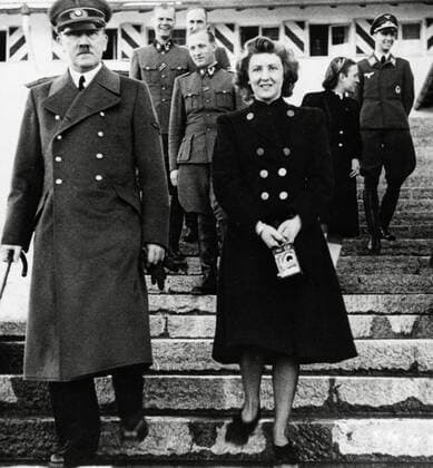 IMAGO History, Zweiter Weltkrieg: 1939 - 1945 German dictator Adolf Hitler and his mistress Eva Braun, circa 1942  1003_663THA