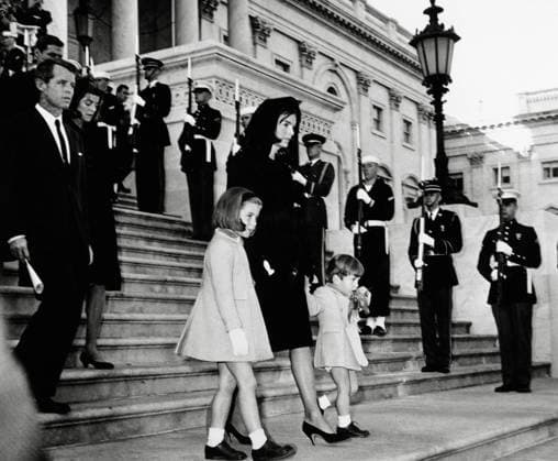 IMAGO History, Ermordung von US-Präsident John F. Kennedy in Dallas, 1963 The coffin of assassinated American President John F. Kennedy (off camera) is carried down the steps at St Matthew s Cathedral, Washington, after the requiem mass. Following the coffin is his widow Jacqueline Bouvier Kennedy, their children Caroline and John Jr. and Robert Kennedy, November 25, 1963  1003_670THA