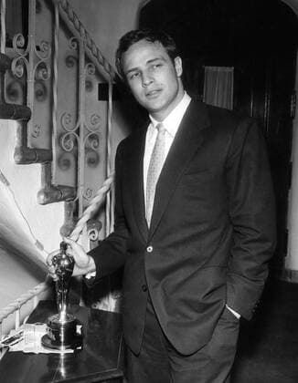 Studio Publicity Still: Marlon Brando with his Oscar 1955 Hollywood CA USA  Copyright: xHAx 30732_1036CPC