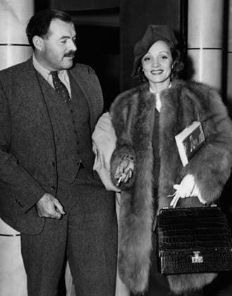 Ernest Hemingway, 60. Todestag am 2. Juli Studio Publicity Still: (Archival Classic Cinema - Marlene Dietrich Retrospective) Marlene Dietrich with Ernest Hemingway 1938 Hollywood CA USA  Copyright: xHAx 30732_1039CPC