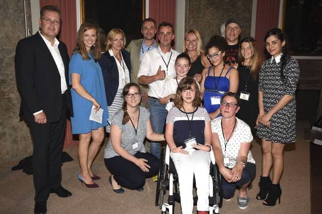 Nina Eichinger und Collien Ulmen-Fernandes mit den Zweitplatzierten Emma und Felicitas samt Eltern, Lehrern und Klassenkameraden beim Photocall anlässlich der Verleihung des History-Award 2017 zum Thema Gleichberechtigung - Wie gleich ist gleich? im Deutschen Museum. München, 20.06.2017 Foto:xP.xSchönbergerx xFuturexImage