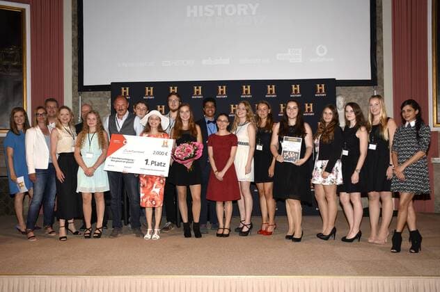Nina Eichinger und Collien Ulmen-Fernandes mit den Erstplatzierten der Gesamtschule Krefeld eim Photocall anlässlich der Verleihung des History-Award 2017 zum Thema Gleichberechtigung - Wie gleich ist gleich? im Deutschen Museum. München, 20.06.2017 Foto:xP.xSchönbergerx xFuturexImage