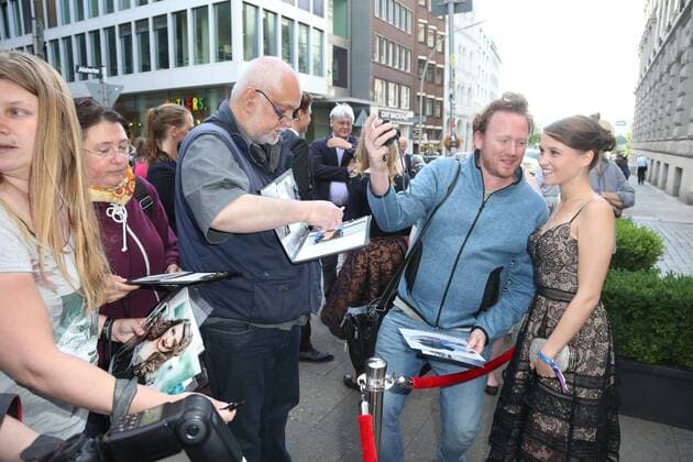 Hamburg Janina Fautz gibt Fans Autogramm 20 Jahre Studio Hamburg Nachwuchspreis im Thalia Theater Hamburg am 20.6.2017