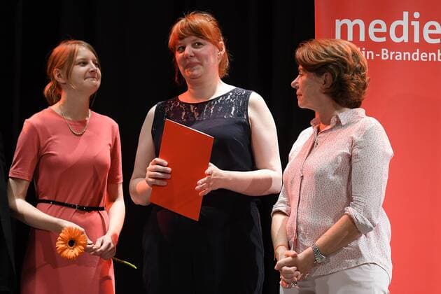 Anne Lakeberg Gewinnerin von 10.000 Euro ( Kinochefin City Kino Wedding), Wiebke Thomsen, Kirsten NIehuus (Medienboard BB) zum 19. Mal wurde der Kinoprogrammpreis Berlin-Brandenburg verliehen. Mit insgesamt 432.500 Euro wurden im City Kino Wedding das vielfaeltige Engagement und die innovative Programmgestaltung in 48 Filmtheatern - 32 in Berlin und 16 in Brandenburg - geehrt in Berlin am 20.06.2017