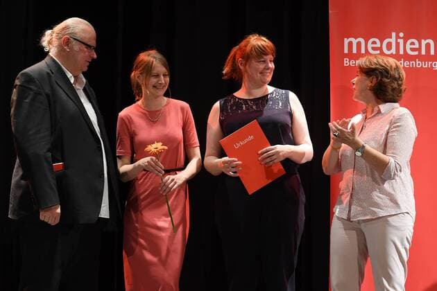 Christian Berg, Anne Lakeberg Gewinnerin von 10.000 Euro ( Kinochefin City Kino Wedding), Wiebke Thomsen, Kirsten NIehuus (Medienboard BB) zum 19. Mal wurde der Kinoprogrammpreis Berlin-Brandenburg verliehen. Mit insgesamt 432.500 Euro wurden im City Kino Wedding das vielfaeltige Engagement und die innovative Programmgestaltung in 48 Filmtheatern - 32 in Berlin und 16 in Brandenburg - geehrt in Berlin am 20.06.2017