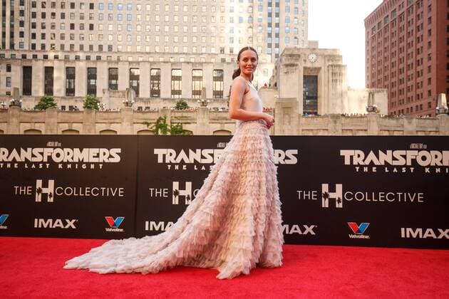 Bilder des Tages Actress Laura Haddock arrives on the red carpet at the Transformers The Last Knight movie Premiere on June 20, 2017 in Chicago.  CHI2017062003 JOHNxGRESS