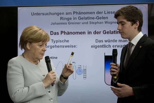 Deutschland, Berlin, Bundeskanzleramt, Empfang der 69 Preisträgerinnen und Preisträger des 52. Bundeswettbewerbs Jugend forscht durch Bundeskanzlerin Angela Merkel CDU und Forschungsministerin Johanna Wanka CDU, die Preisträger Johannes Greiner und Stephan Wagner, 21.06.2017