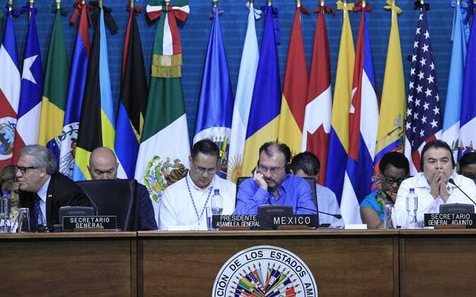 OAS Secretary General Luis Almagro (L), Mexican Foreign Minister and President of the General Assembly Luis Videgaray (C) and OAS Assistant Secretary General, Ambassador Nestor Mendez (R) take part at the second plenary session of the Ministers Meeting as part of the 47th Organization of American States (OAS) General Assembly in Cancun, Quintana Roo, Mexico, 21 June 2017. General Assembly of the Organization of American States in Cancun !ACHTUNG: NUR REDAKTIONELLE NUTZUNG!  Copyright: xMarioxGuzmánx MEX001 20170621-636336728914129566