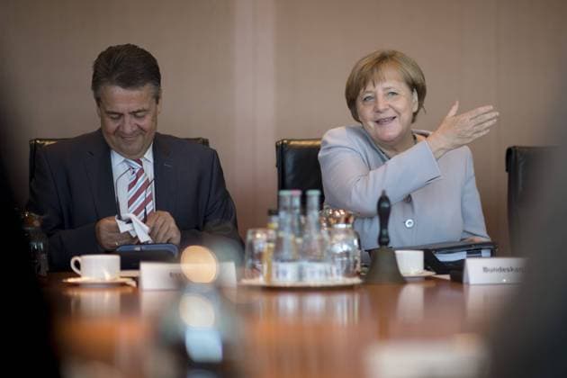 Bilder des Tages Sigmar Gabriel, Angela Merkel, Kabinett DEU, Deutschland, Germany, Berlin, 21.06.2017 Sigmar Gabriel, Vizekanzler und Bundesaussenminister SPD, und Angela Merkel, Bundeskanzlerin und Bundesvorsitzende der CDU (v.l.n.r.), vor der Kabinettssitzung im Berliner Kanzleramt. Sigmar Gabriel, vice-chancellor and Federal Minister of Foreign Affairs SPD, and Angela Merkel, Chancellor and leader of the CDU (f.l.t.r.), during a cabinet meeting at the chancellor office in Berlin.