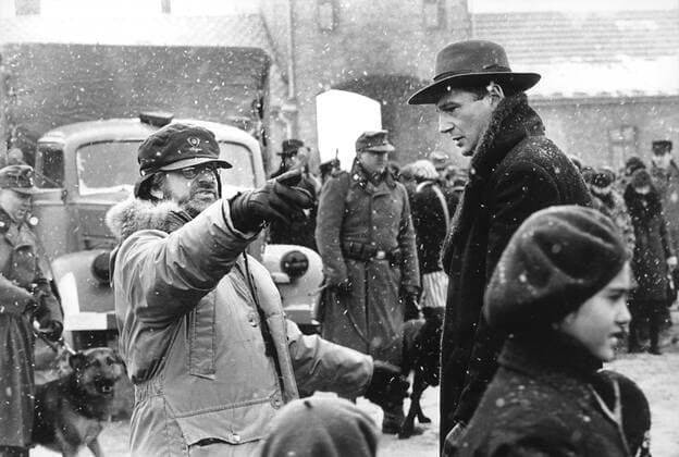 73. Berlinale, Steven Spielberg erhält den Goldenen Ehrenbären für sein Lebenswerk Film Still from Schindler s List Director Steven Spielberg, Liam Neeson © 1993 Universal Photo Credit: David James  31089_012