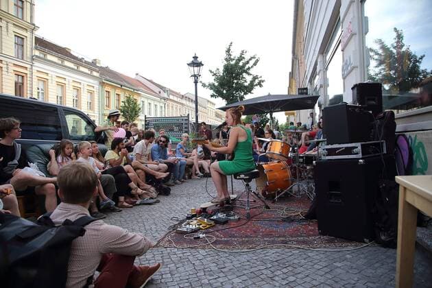 Eine Künstlerin und Zuhörer während der Fete de la Musique in Potsdam, 21. Juni 2017. Fete de la Musique in Potsdam