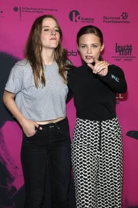 Helene Hegemann und Jasna Fritzi Bauer bei der Premiere des Kinofilms Axolotl Overkill in der Volksbühne. Berlin, 21.06.2017 Foto:xA.xBuggex xFuturexImage