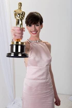 OSCARS: Beste Nebendarstellerin, Preisträgerinnen 2011-2020 After winning the category performance by an actress in a supporting role for her work in Les Miserables, actress Anne Hathaway poses with her Oscar backstage at The Oscars live on ABC from the DolbyÂ® Theatre in Hollywood, CA, Sunday, February 24, 2013. Los Angeles CA USA  Copyright: xToddxWawrychukx 31853_023