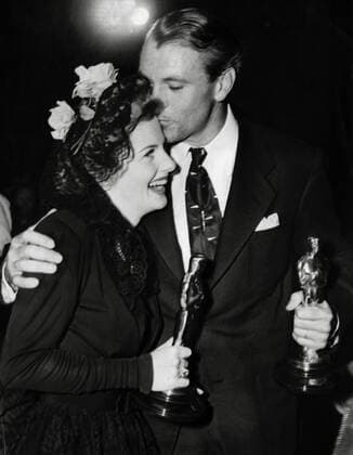 OSCARS. Beste Hauptdarstellerin. Preisträgerinnen 1941-1950 Gary Cooper and Joan Fontaine at the 14th Annual Academy Awards, 1942 Hollywood CA USA  Copyright: xThexLegacyxCollectionx 31955_589HA
