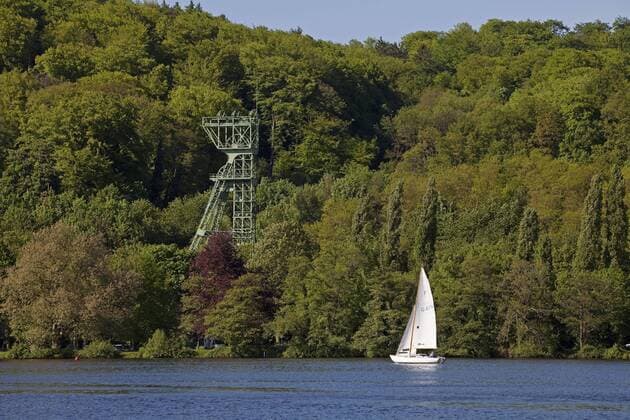 Segelboot auf dem Baldeneysee mit dem Foerdegeruest der ehemaligen Zeche Carl Funke, Deutschland, Nordrhein-Westfalen, Ruhrgebiet, Essen sailing boat on lake Baldeney, on the lakefront the headframe of former coal mine Carl Funke , Germany, North Rhine-Westphalia, Ruhr Area, Essen BLWS456326 Copyright: xblickwinkel S.xZiesex