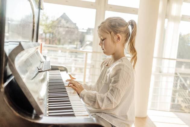 Girl at home playing piano model released Symbolfoto property released  JOSF00768