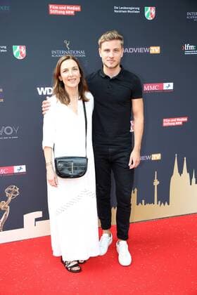 Judith Siboni und Jannik Schümann beim Cocktailempfang anlässlich der Jurysitzung zum International Emmy Award 2017 am 22.06.2017 in der Marienburg in Koeln Cocktailempfang zur Jurysitzung zum International Emmy Award 2017 in Koeln 