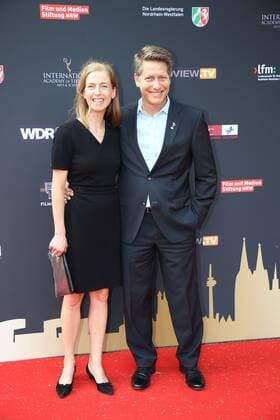 Kim Fatheuer und Sam Davis beim Cocktailempfang anlässlich der Jurysitzung zum International Emmy Award 2017 am 22.06.2017 in der Marienburg in Koeln Cocktailempfang zur Jurysitzung zum International Emmy Award 2017 in Koeln 