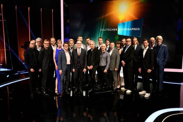 Bilder des Tages Gruppenbild mit allen Preisträgern und Laudatoren am 24.06.2017 bei einem Fototermin zur Verleihung des 27. Deutschen Kamerapreis in Köln.