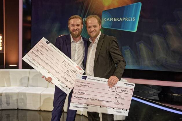 27. Deutscher Kamerapreis. Preisverleihung in Köln. Foto: Im Studio BS1 in Köln Bocklemünd. Nach der Preisverleihung Szenenfoto mit Felix Striegel (links) und Joe Berger (4.v.l.) Köln Nordrhein-Westfalen Deutschland