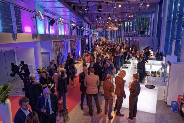 27. Deutscher Kamerapreis. Preisverleihung in Köln. Foto: Blick in die Vorhalle des Studios BS1 in Köln Bocklemünd nach der Preisverleihung. Die Menge stürmt das opulente Büffet. Köln Nordrhein-Westfalen Deutschland