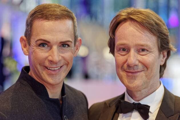 27. Deutscher Kamerapreis. Preisverleihung in Köln. Foto: Im Studio BS1 in Köln Bocklemünd. Während der Preisverleihung warten Tim Fischer (links, Schauspieler und Sänger) mit dem Pianisten und Songschreiber Rainer Bielfeldt vor dem Studio BS1 in Köln-Bocklemünd auf ihren Auftritt als Abschluss der Preisverleihung. Köln Nordrhein-Westfalen Deutschland