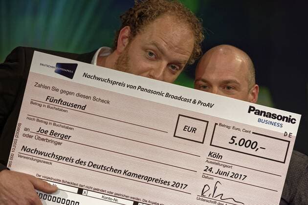 27. Deutscher Kamerapreis. Preisverleihung in Köln. Foto: Im Studio BS1 in Köln Bocklemünd. Nach der Preisverleihung: Die beiden Preisträger Joe Berger (links) und Johannes Louis. Köln Nordrhein-Westfalen Deutschland