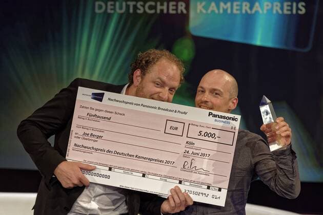 27. Deutscher Kamerapreis. Preisverleihung in Köln. Foto: Im Studio BS1 in Köln Bocklemünd. Nach der Preisverleihung: Die beiden Preisträger Joe Berger (links) und Johannes Louis. Köln Nordrhein-Westfalen Deutschland