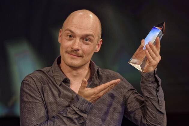 27. Deutscher Kamerapreis. Preisverleihung in Köln. Foto: Im Studio BS1 in Köln Bocklemünd. Nach der Preisverleihung: Der Preisträger Johannes Louis. Köln Nordrhein-Westfalen Deutschland