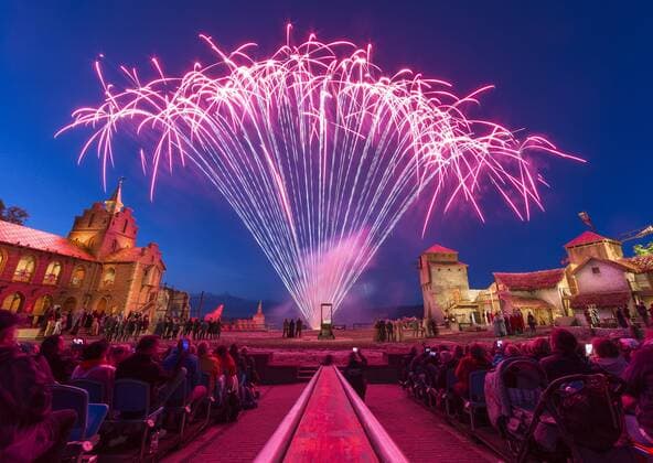 Stoertebeker-Festspiele 2017 , Das Feuerwerk beendet die Premiere der Stoertebeker-Festspiele. In der25. Saison Stoertebeker-Festspiele wird die Episode Im Schatten des Todes vom 24. Juni bis 9.September 2017 in Ralswiek auf der Insel Ruegen gespielt. -