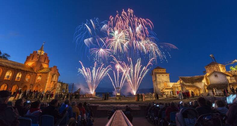 Stoertebeker-Festspiele 2017 , Das Feuerwerk beendet die Premiere der Stoertebeker-Festspiele. In der25. Saison Stoertebeker-Festspiele wird die Episode Im Schatten des Todes vom 24. Juni bis 9.September 2017 in Ralswiek auf der Insel Ruegen gespielt. -