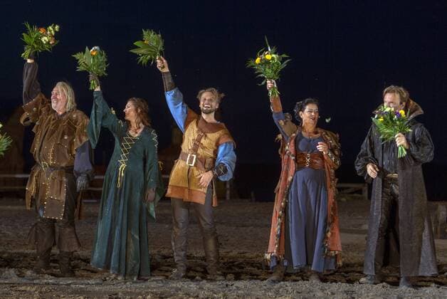 Stoertebeker-Festspiele 2017 , Der Schauspieler Mike Hermann Rader (Hisko Abdena), Andreas Euler (Goedeke Michels), Bianca Warnek (Tetta tom Brok), Bastian Semm (Stoertebeker), Karin Hartmann (Foelke Kampana) und Balladensaenger Wolfgang Lippert (v.l.) werden vom Publikum nach der Premiere der Stoertebeker-Festspiele gefeiert. In der25. Saison Stoertebeker-Festspiele wird die Episode Im Schatten des Todes vom 24. Juni bis 9.September 2017 in Ralswiek auf der Insel Ruegen gespielt. -
