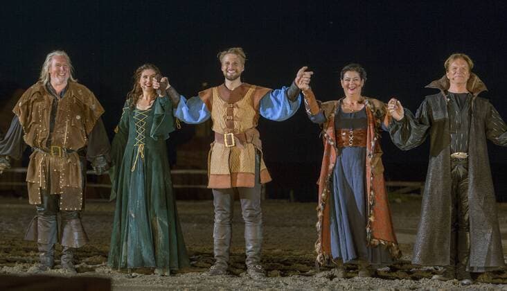 Stoertebeker-Festspiele 2017 , Der Schauspieler Mike Hermann Rader (Hisko Abdena), Andreas Euler (Goedeke Michels), Bianca Warnek (Tetta tom Brok), Bastian Semm (Stoertebeker), Karin Hartmann (Foelke Kampana) und Balladensaenger Wolfgang Lippert (v.l.) werden vom Publikum nach der Premiere der Stoertebeker-Festspiele gefeiert. In der25. Saison Stoertebeker-Festspiele wird die Episode Im Schatten des Todes vom 24. Juni bis 9.September 2017 in Ralswiek auf der Insel Ruegen gespielt. -