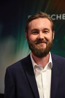 Preisträger Felix Striegel, Nachwuchspreis Kamera, posiert am 24.06.2017 bei einem Fototermin zur Verleihung des 27. Deutschen Kamerapreis in Köln.