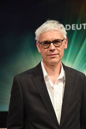 Attila Boa, Preisträger für Kamera Dokumentarfilm posiert am 24.06.2017 bei einem Fototermin zur Verleihung des 27. Deutschen Kamerapreis in Köln.