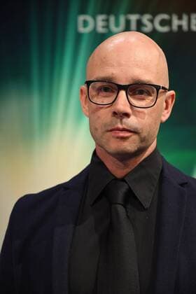 Chris Wright, Preisträger für Schnitt Langformat, posiert am 24.06.2017 bei einem Fototermin zur Verleihung des 27. Deutschen Kamerapreis in Köln.