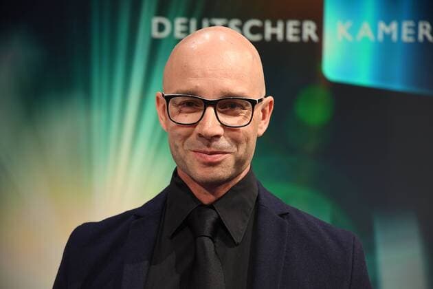 Chris Wright, Preisträger für Schnitt Langformat, posiert am 24.06.2017 bei einem Fototermin zur Verleihung des 27. Deutschen Kamerapreis in Köln.