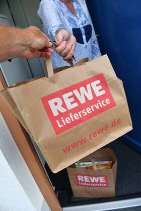 REWE Lieferservice,Lebensmittel online bestellen und bis an die Haustuere liefern lassen.Papiertragetaschen,Papiertueten,Einkaufstueten,Einkaufstaschen.